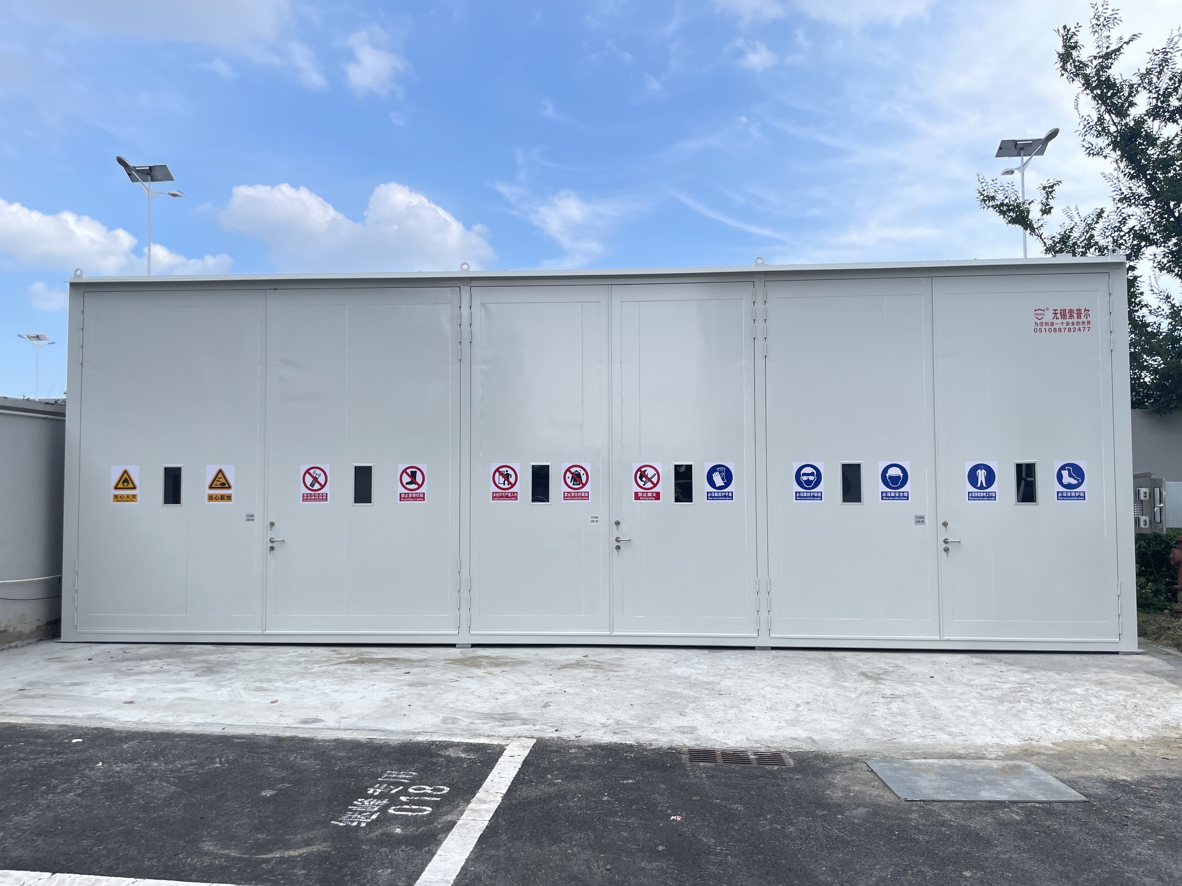 Blog perusahaan terbaru tentang When Does Your Facility Need a Walk-In Dangerous Goods Storage Unit?